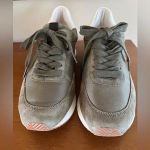 Banana Republic Essential Trainer Sneakers Tennis Shoes Olive Green Suede Size 8